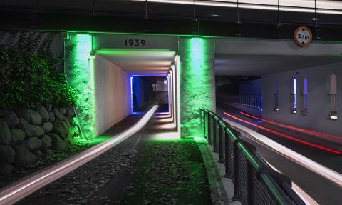 Viadukten med grønt neonlys på.